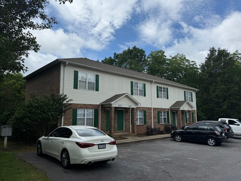 1310 14th Street Dr NE, Hickory, NC for sale - Building Photo - Image 2 of 17