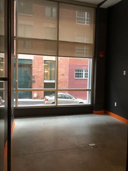 215 Water St, Brooklyn, NY à louer - Photo du bâtiment - Image 3 de 12