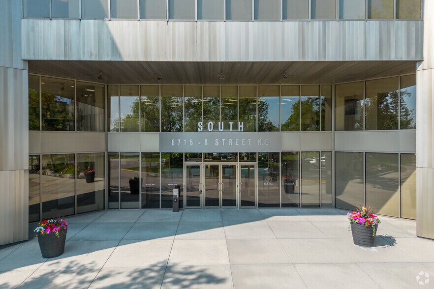 6715 8th St NE, Calgary, AB à louer - Photo du bâtiment - Image 3 de 9
