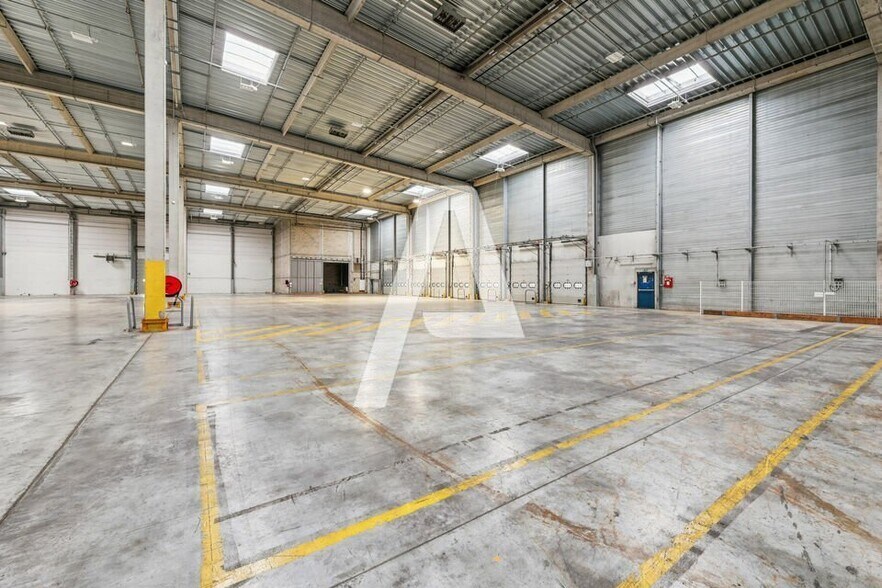 Industrial in Moissy-Cramayel for lease - Building Photo - Image 2 of 4