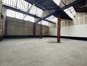 Avenue De La Redoute, Villeneuve-la-Garenne for lease Interior Photo- Image 1 of 3