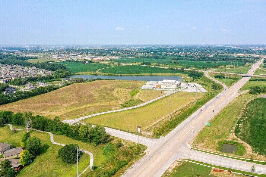 Gold Circle & W Center Rd, Omaha, NE à vendre - Photo du bâtiment - Image 2 de 7