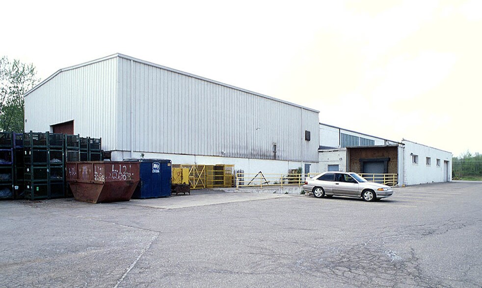 46035 Grand River Ave, Novi, MI à vendre - Photo du bâtiment - Image 3 de 11