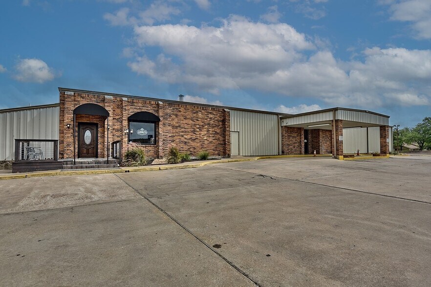 233 College St, Schulenburg, TX à vendre - Photo principale - Image 2 de 30
