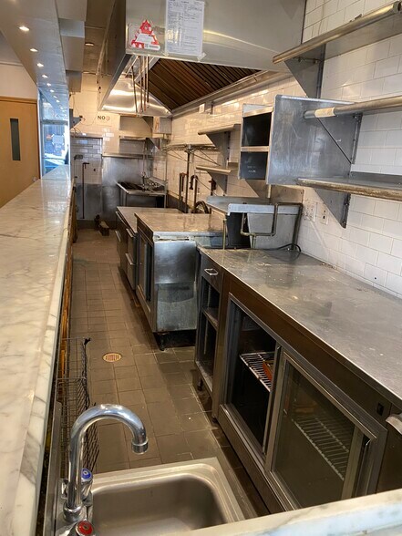 214 E Tenth St, New York, NY for lease - Building Photo - Image 2 of 3