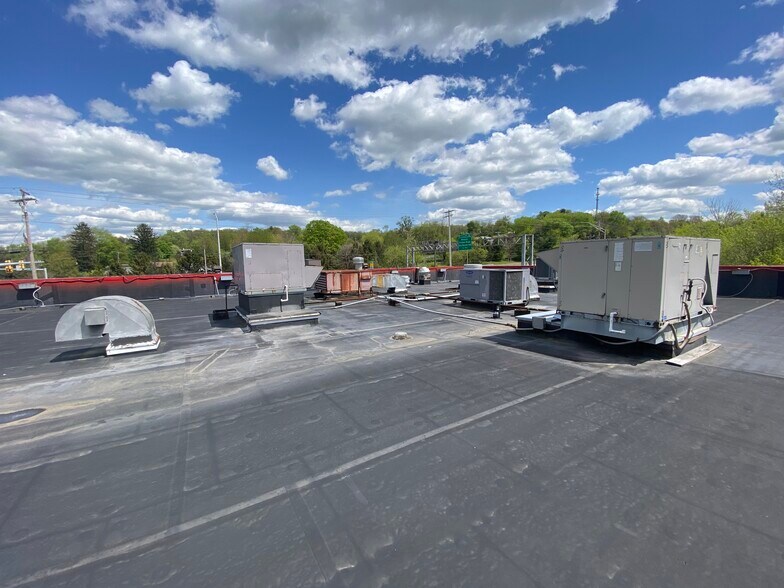 200 Sheffield Dr, Delmont, PA à louer - Photo du bâtiment - Image 3 de 14