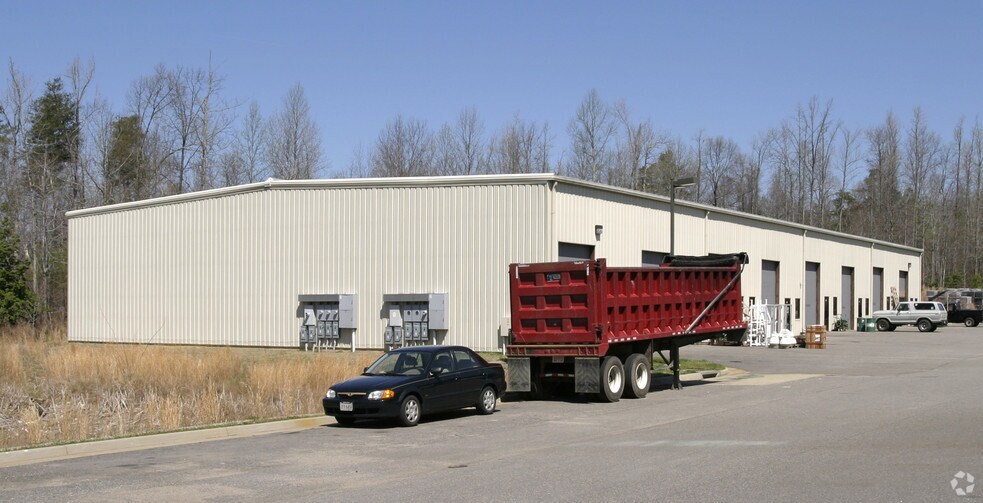 8105 Richmond Rd, Toano, VA à louer - Photo du bâtiment - Image 3 de 12