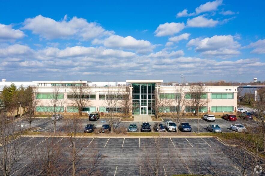 18440 Thompson Ct, Tinley Park, IL for sale - Building Photo - Image 3 of 33