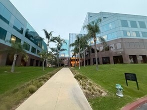 1 Pointe Dr, Brea, CA à louer Photo intérieure- Image 2 de 6