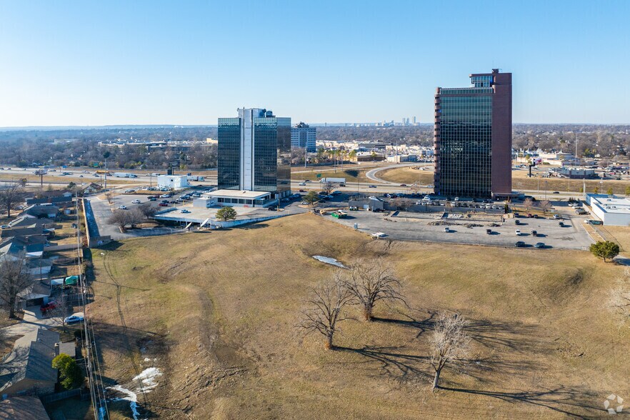 5800 E Skelly Dr, Tulsa, OK à louer - Aérien - Image 2 de 4