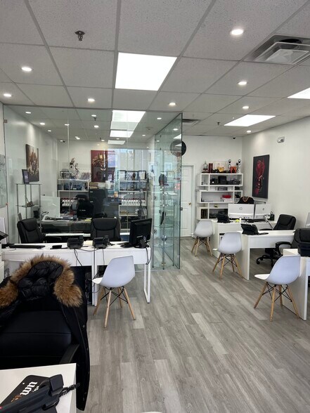 396 Rockaway Ave, Valley Stream, NY à louer - Photo du bâtiment - Image 2 de 8