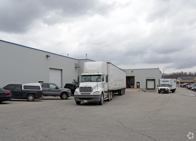 2335 Shirley Dr, Kitchener, ON à vendre - Photo du bâtiment - Image 2 de 2