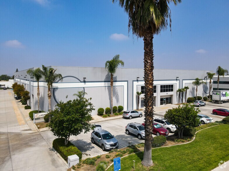 2111 Iowa Ave, Riverside, CA à louer - Photo du bâtiment - Image 2 de 4