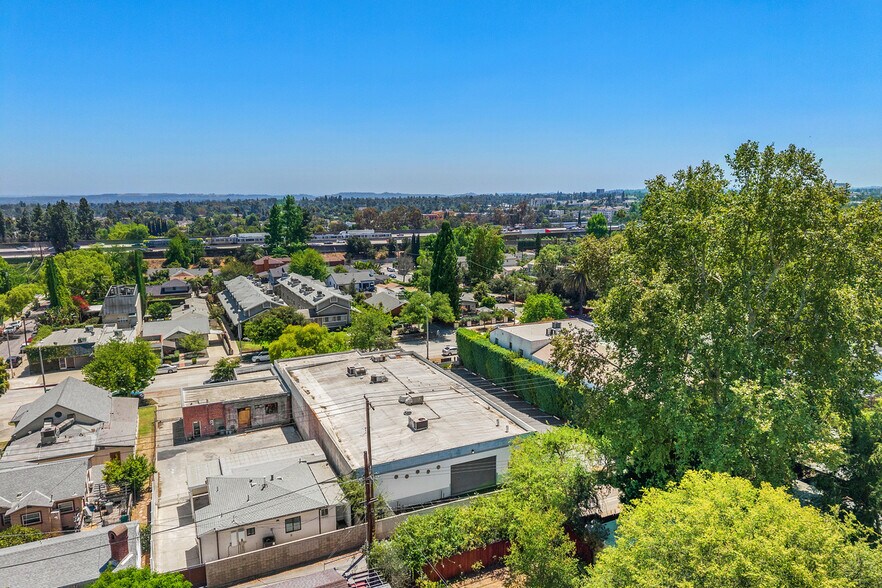 2041 E Villa St, Pasadena, CA à vendre - Photo du bâtiment - Image 3 de 6