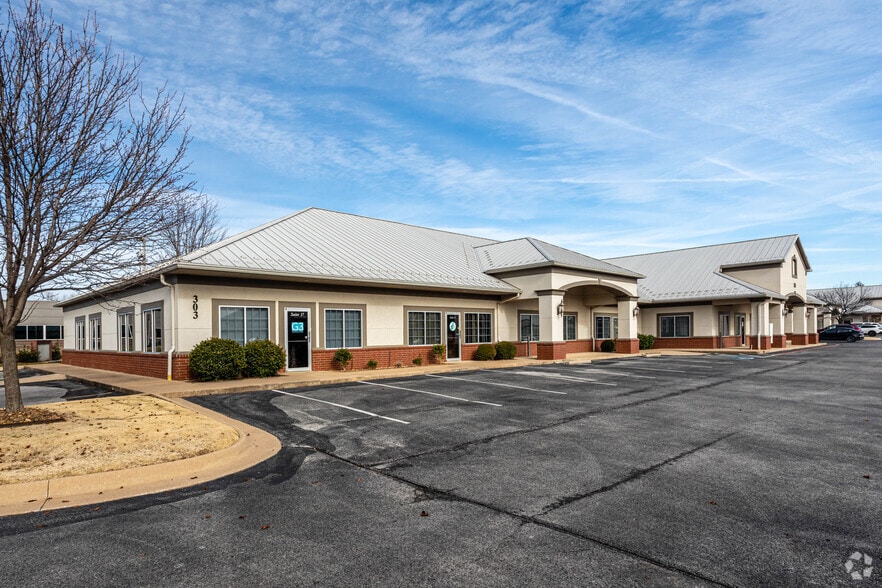 303 SW 18th St, Bentonville, AR for lease - Primary Photo - Image 1 of 8