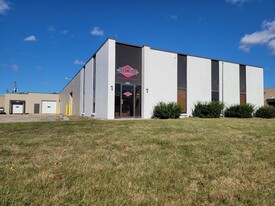 8,854 SF with Dock and 3 Drive-In Doors - Services immobiliers commerciaux