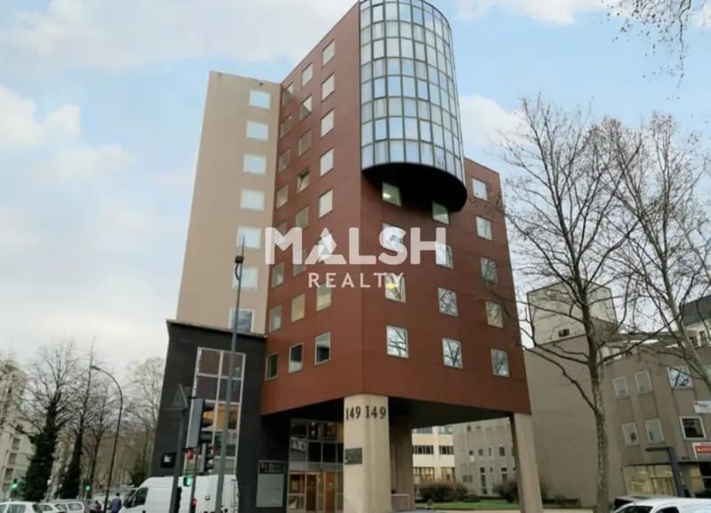 Bureau dans Villeurbanne à louer - Photo du bâtiment - Image 2 de 11
