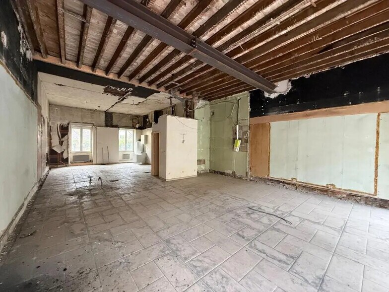 Retail in Lyon for sale - Interior Photo - Image 2 of 3