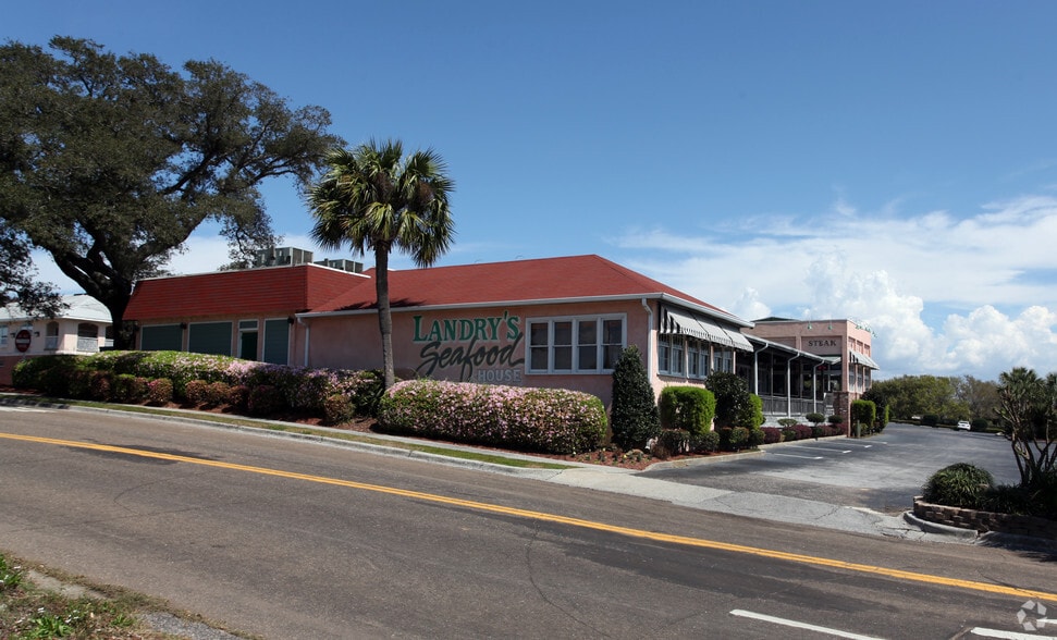 905 E Gregory St, Pensacola, FL for lease - Building Photo - Image 2 of 6