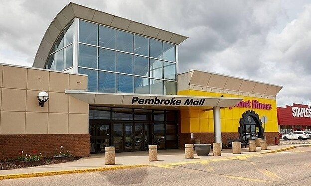 1100 Pembroke St E, Pembroke, ON à louer - Photo du bâtiment - Image 2 de 8
