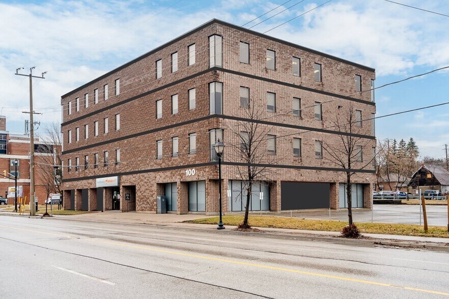 100 Colborne St, Orillia, ON à vendre - Photo du bâtiment - Image 2 de 8