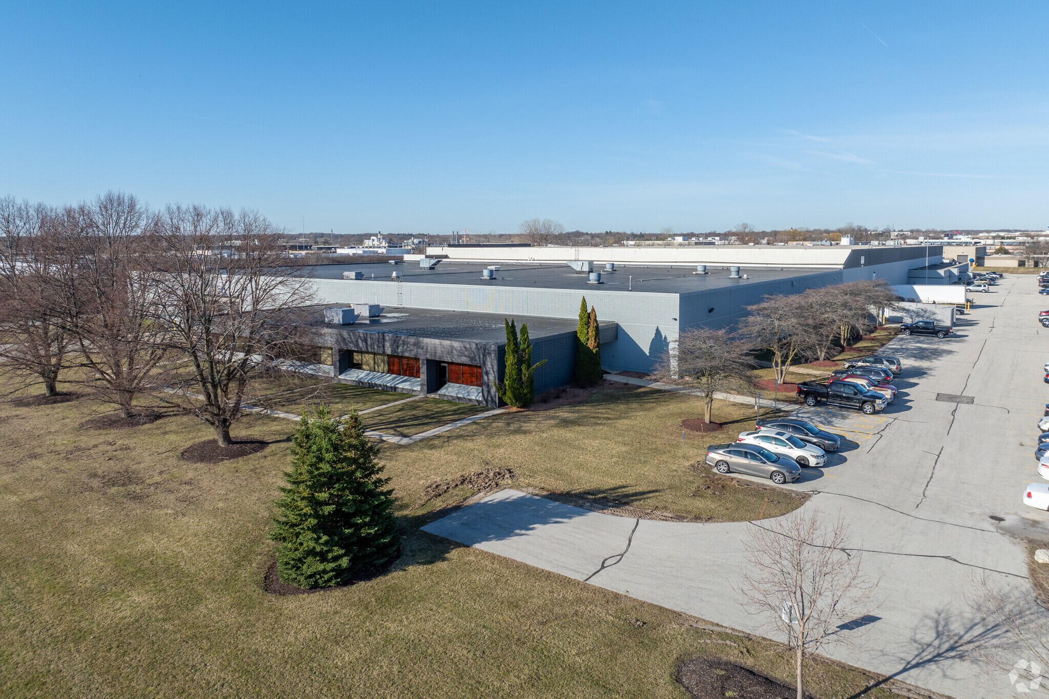 W142N9251 Fountain Blvd, Menomonee Falls, WI for lease Building Photo- Image 1 of 7