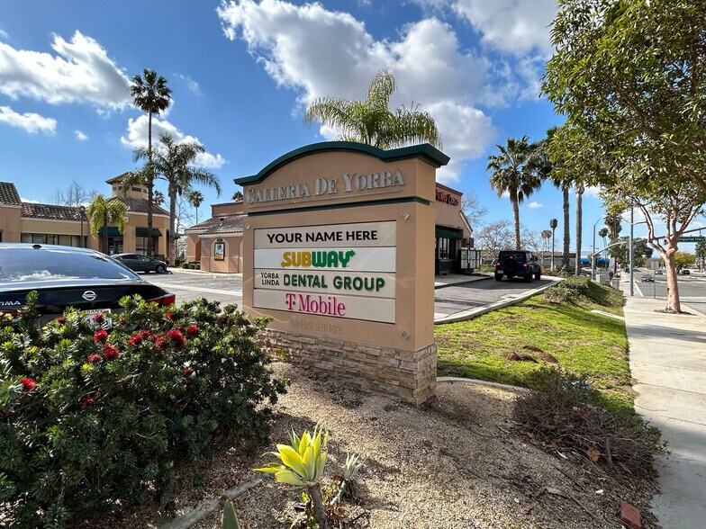 18432-18452 Yorba Linda Blvd, Yorba Linda, CA à louer - Photo du bâtiment - Image 2 de 4