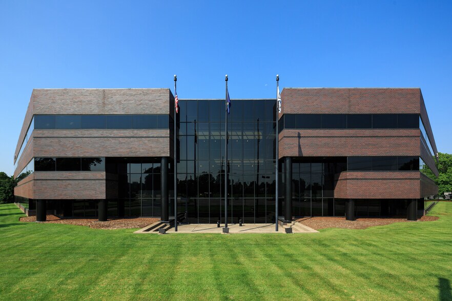 9100 Shelbyville Rd, Louisville, KY à louer - Photo du bâtiment - Image 1 de 23