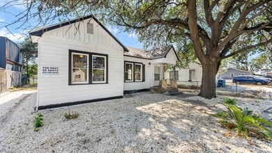 1018 W Hildebrand Ave, San Antonio, TX for lease Interior Photo- Image 2 of 17
