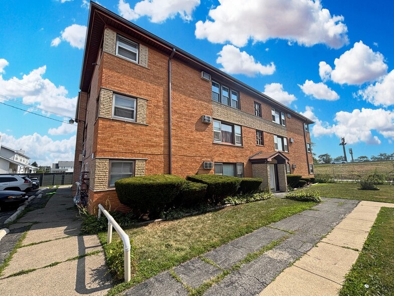 12906 Page Ct, Blue Island, IL for sale - Building Photo - Image 2 of 15