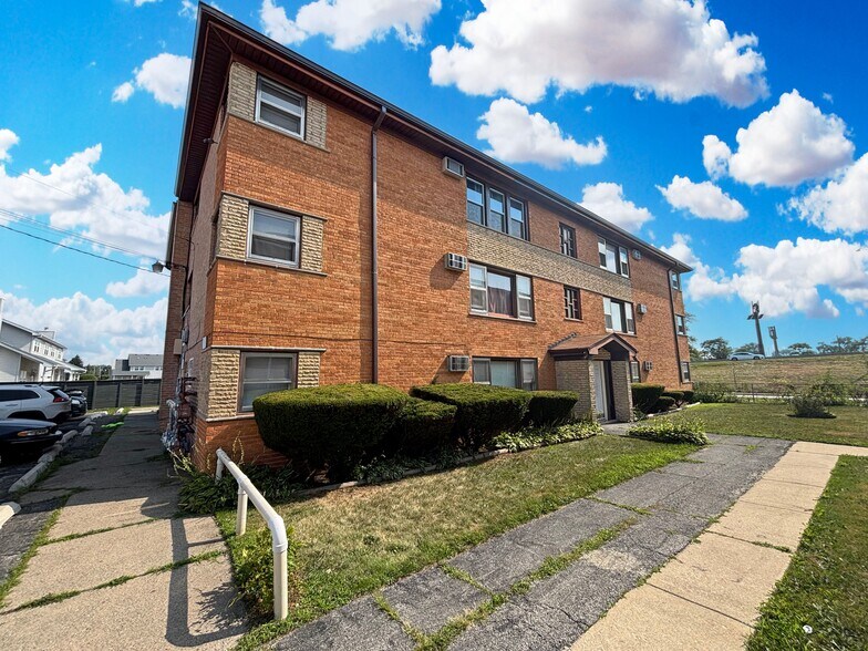 12906 Page Ct, Blue Island, IL à vendre - Photo du bâtiment - Image 2 de 15