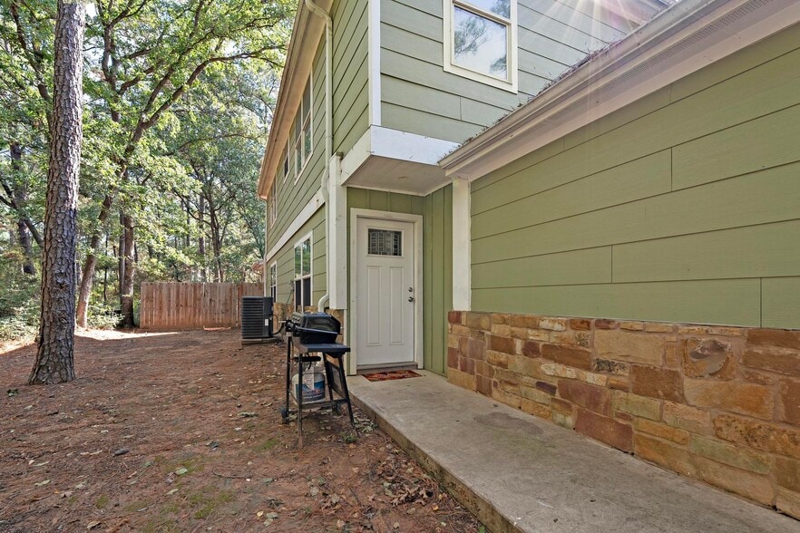 119 N Kanaio Dr, Bastrop, TX for sale - Primary Photo - Image 1 of 57