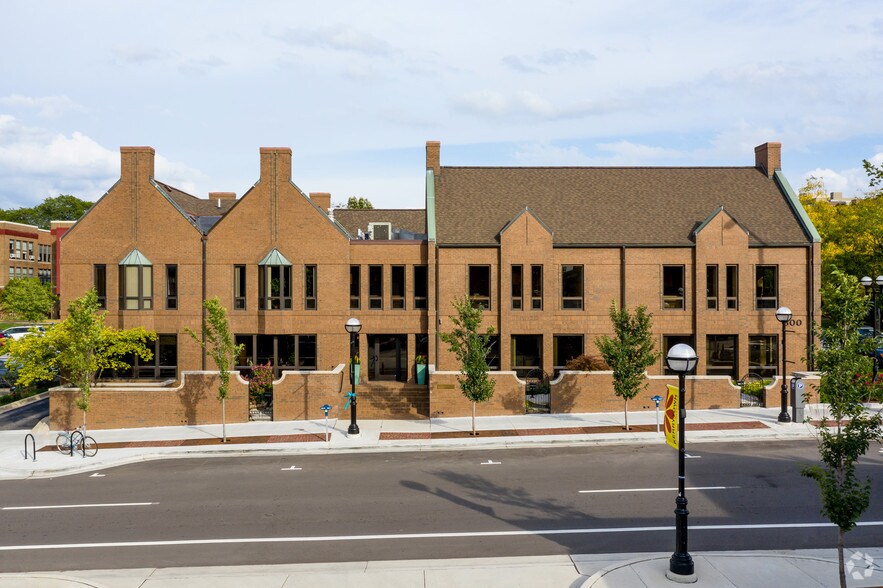 300 N 5th Ave, Ann Arbor, MI à louer - Photo du bâtiment - Image 3 de 13