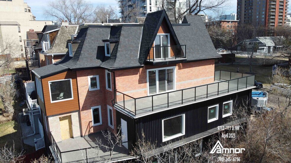 9712 111 St NW, Edmonton, AB à vendre - Photo du bâtiment - Image 3 de 8