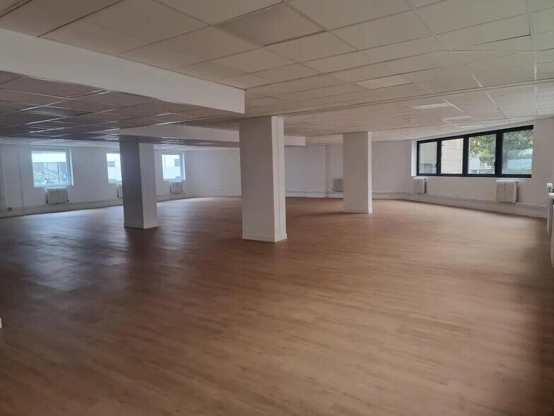 Office in Montreuil for lease - Interior Photo - Image 1 of 16