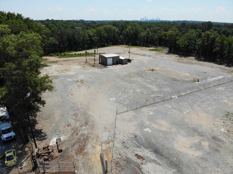 6712 Freedom Dr, Charlotte, NC for lease - Primary Photo - Image 1 of 8