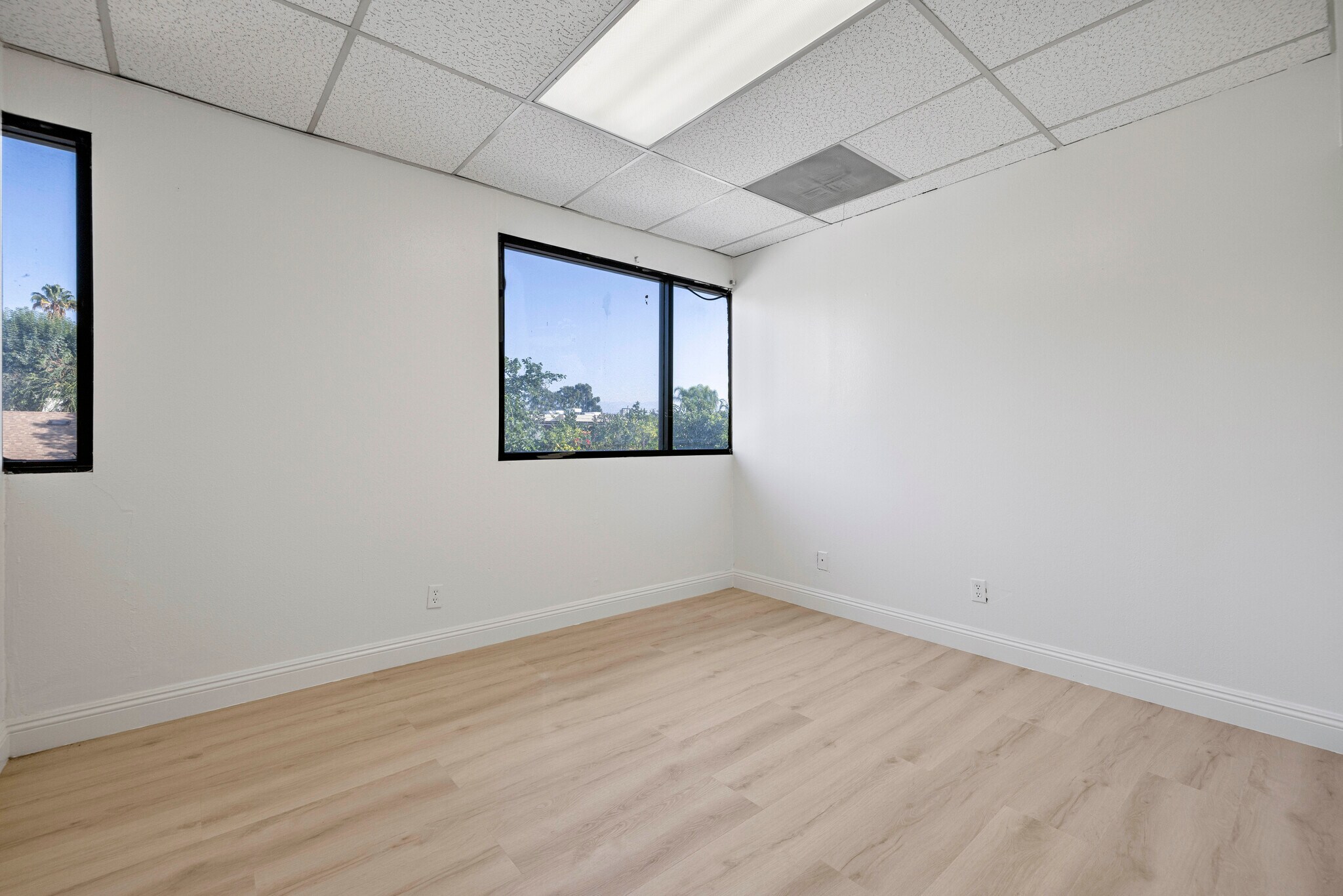 11755 Victory Blvd, North Hollywood, CA for lease Interior Photo- Image 1 of 10