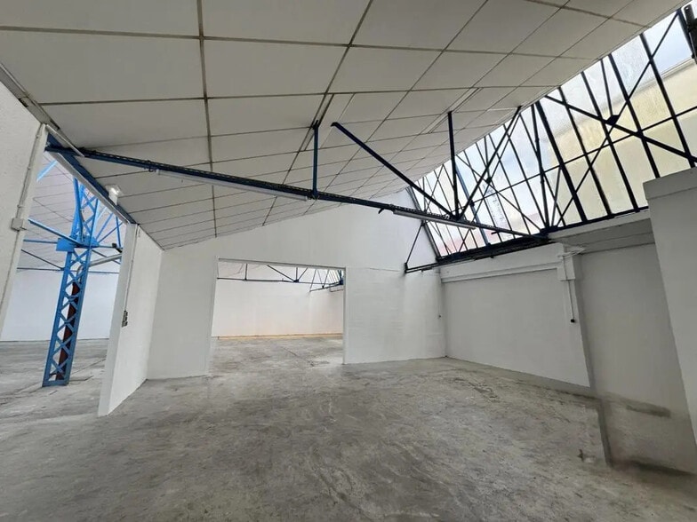 Flex in Montreuil for lease - Interior Photo - Image 2 of 11