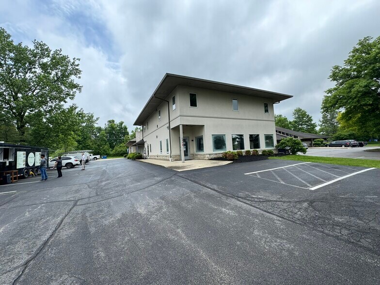 171 Green Meadows Dr S, Lewis Center, OH à vendre - Photo du bâtiment - Image 3 de 31
