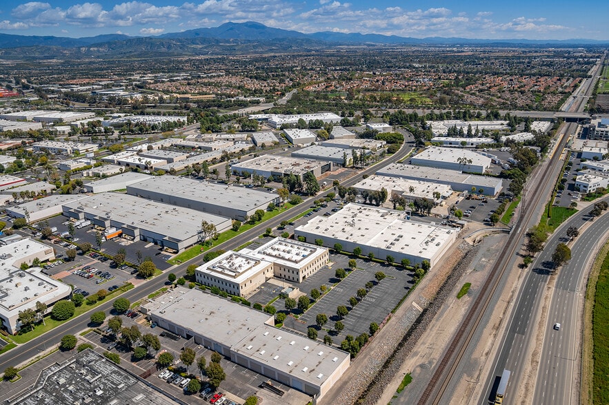 2742 Dow Ave, Tustin, CA à vendre - Aérien - Image 2 de 9