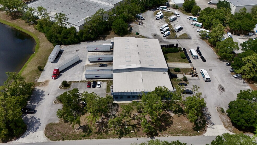 7035 Davis Creek Rd, Jacksonville, FL à louer - Photo du bâtiment - Image 1 de 6