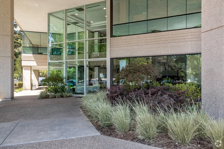 2151 River Plaza Dr, Sacramento, CA à louer - Photo du bâtiment - Image 3 de 11