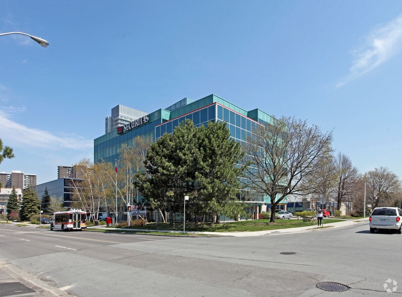 265 Yorkland Blvd, Toronto, ON à louer - Photo du bâtiment - Image 3 de 6