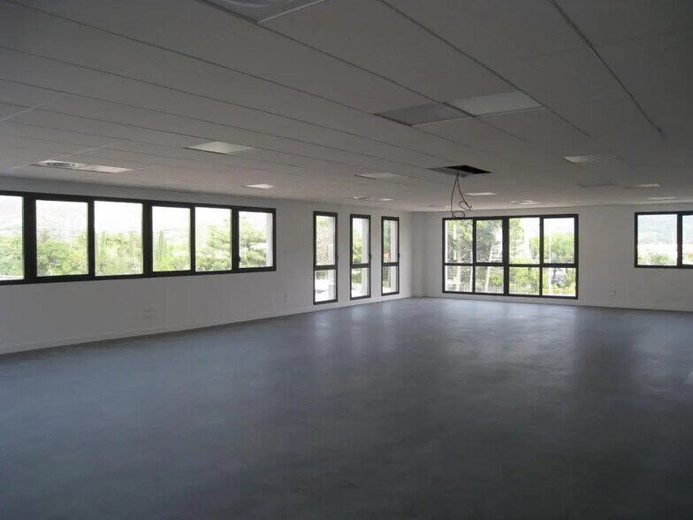 Office in Aubagne for lease - Interior Photo - Image 2 of 3