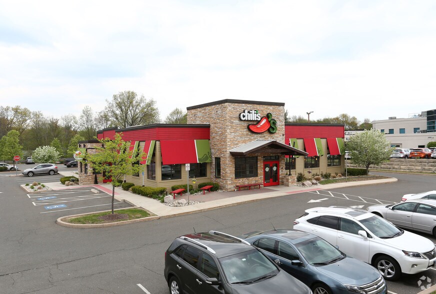 1425 Farmington Ave, Bristol, CT à vendre - Photo du bâtiment - Image 2 de 7