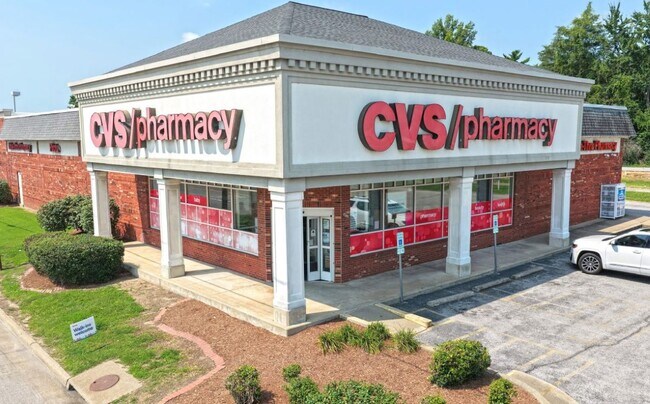 Plus de détails pour 1 S Commercial St, Harrisburg, IL - Commerce de détail à vendre