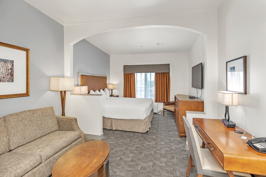 828 Real Rd, Bakersfield, CA à vendre - Photo du bâtiment - Image 2 de 10