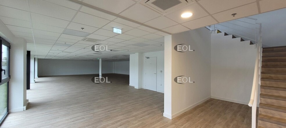 Industrial in Mions for lease - Interior Photo - Image 3 of 6
