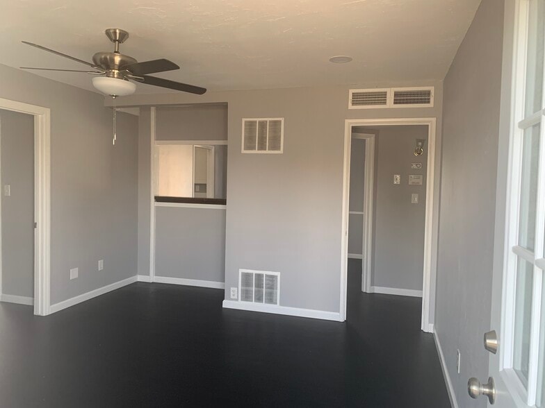 3917 Stockdale Hwy, Bakersfield, CA for sale - Interior Photo - Image 3 of 23