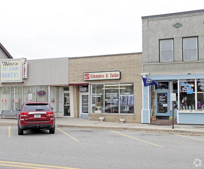 121 E Walled Lake Dr, Walled Lake, MI à vendre - Photo du bâtiment - Image 2 de 27